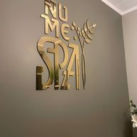 Panneau de lettres en métal et acrylique