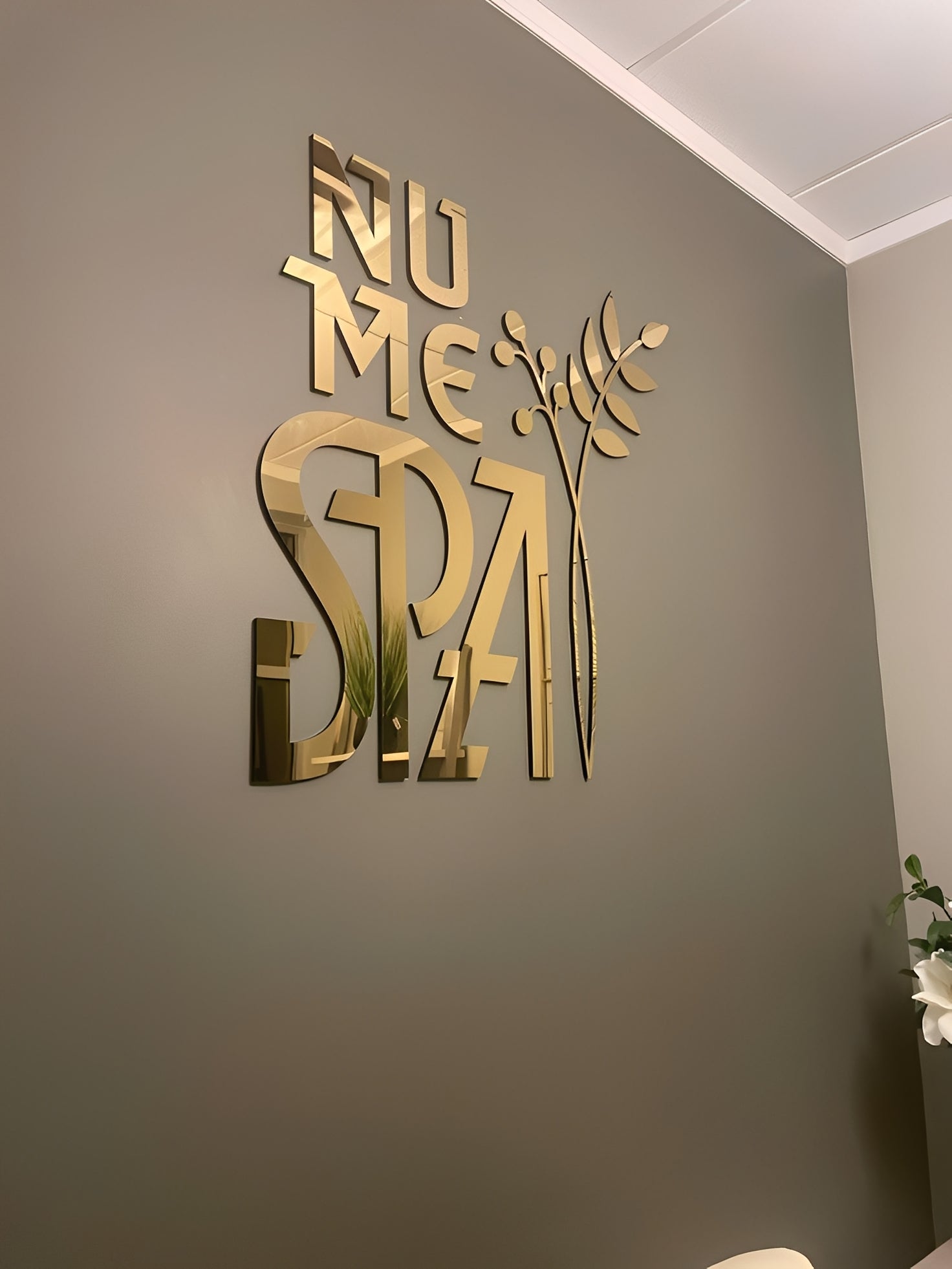 Panneau de lettres en métal et acrylique