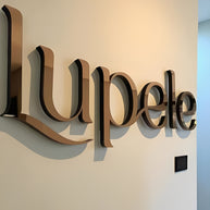 Panneau de lettres en métal et acrylique